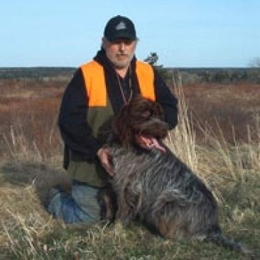 Tony est impliqué avec les chiens de chasse depuis 28 ans. Il a d'abord commencé avec les chiens courants et les retrievers, et ces dernières années, il s'est davantage consacré aux races de chasse polyvalentes, en particulier le Griffon d'arrêt à poil dur. En moyenne, il chasse le gibier à plumes dans la région entre 30 et...